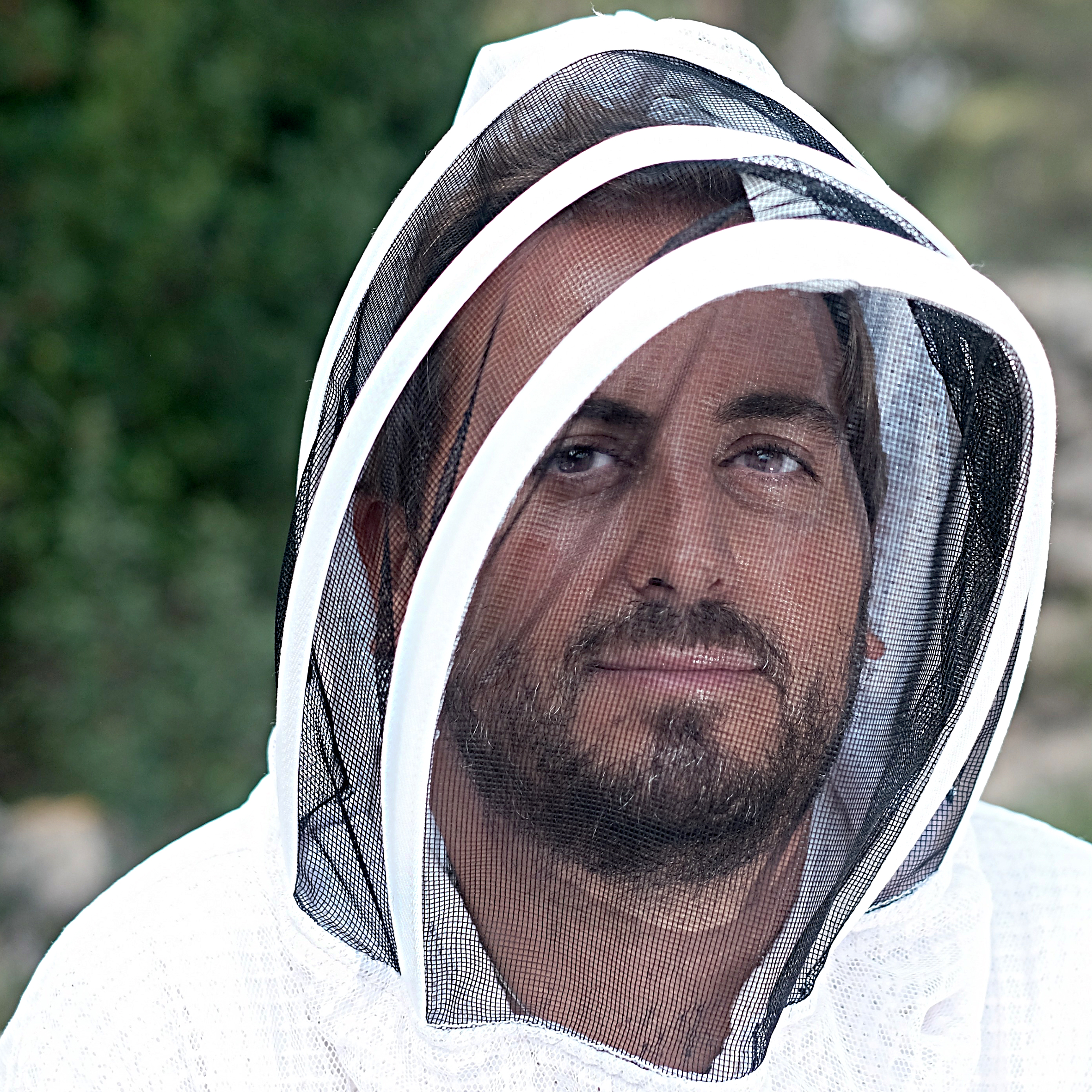Eduardo Fernández, apicultor de Miel Montgó con traje de apicultura en el Parque Natural del Montgó
