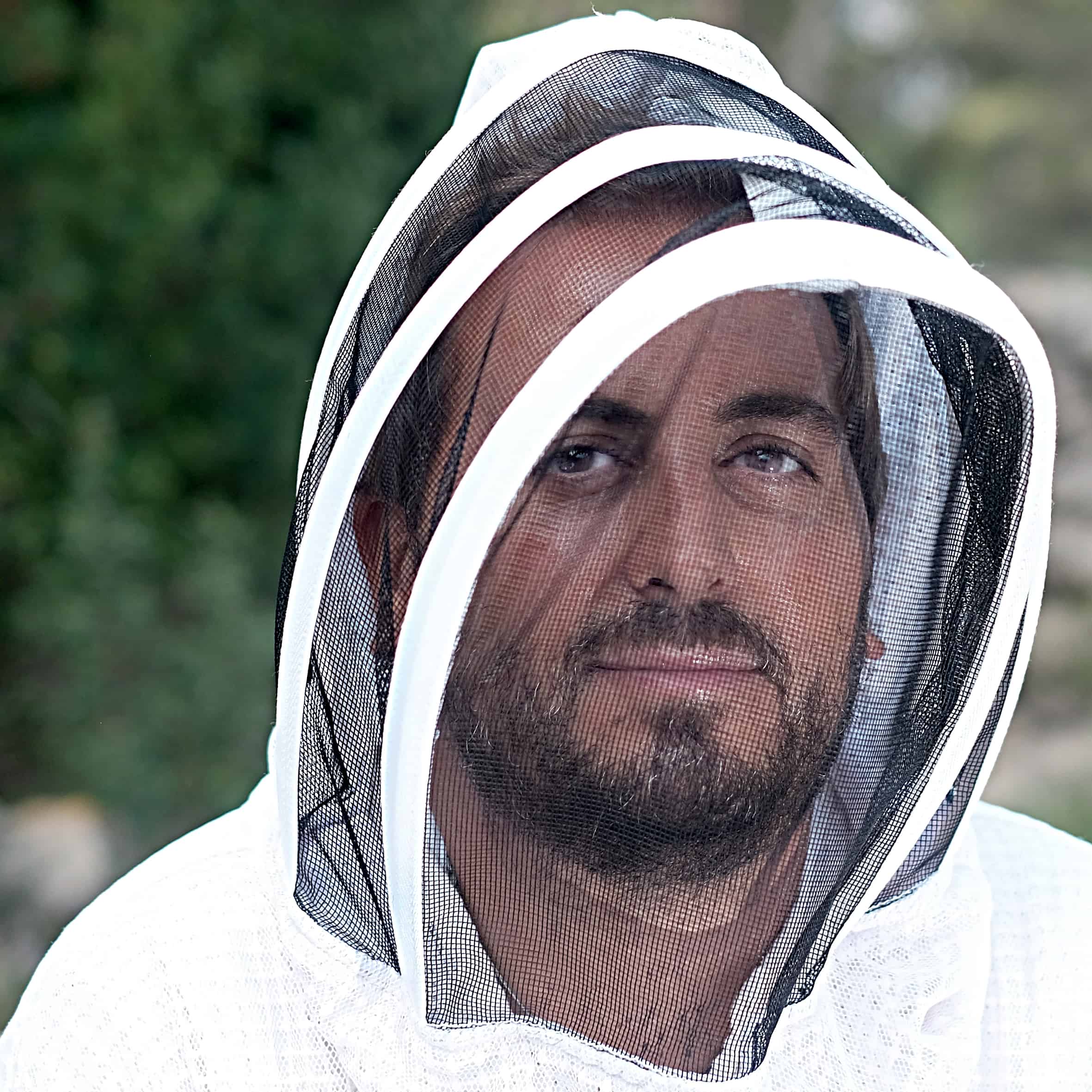 Eduardo Fernández, apicultor de Miel Montgó con traje de apicultura en el Parque Natural del Montgó