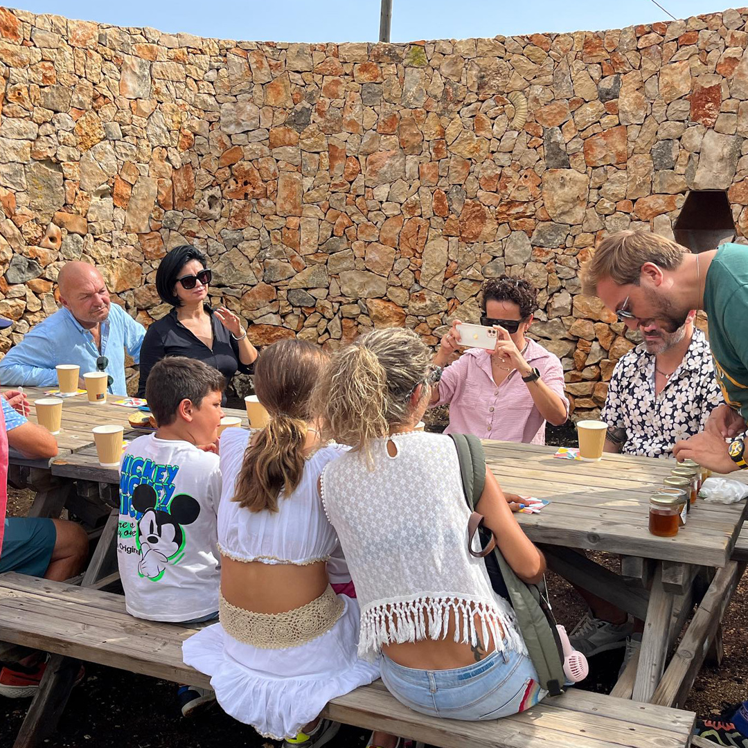 Cata guiada de miel con un grupo de visitantes