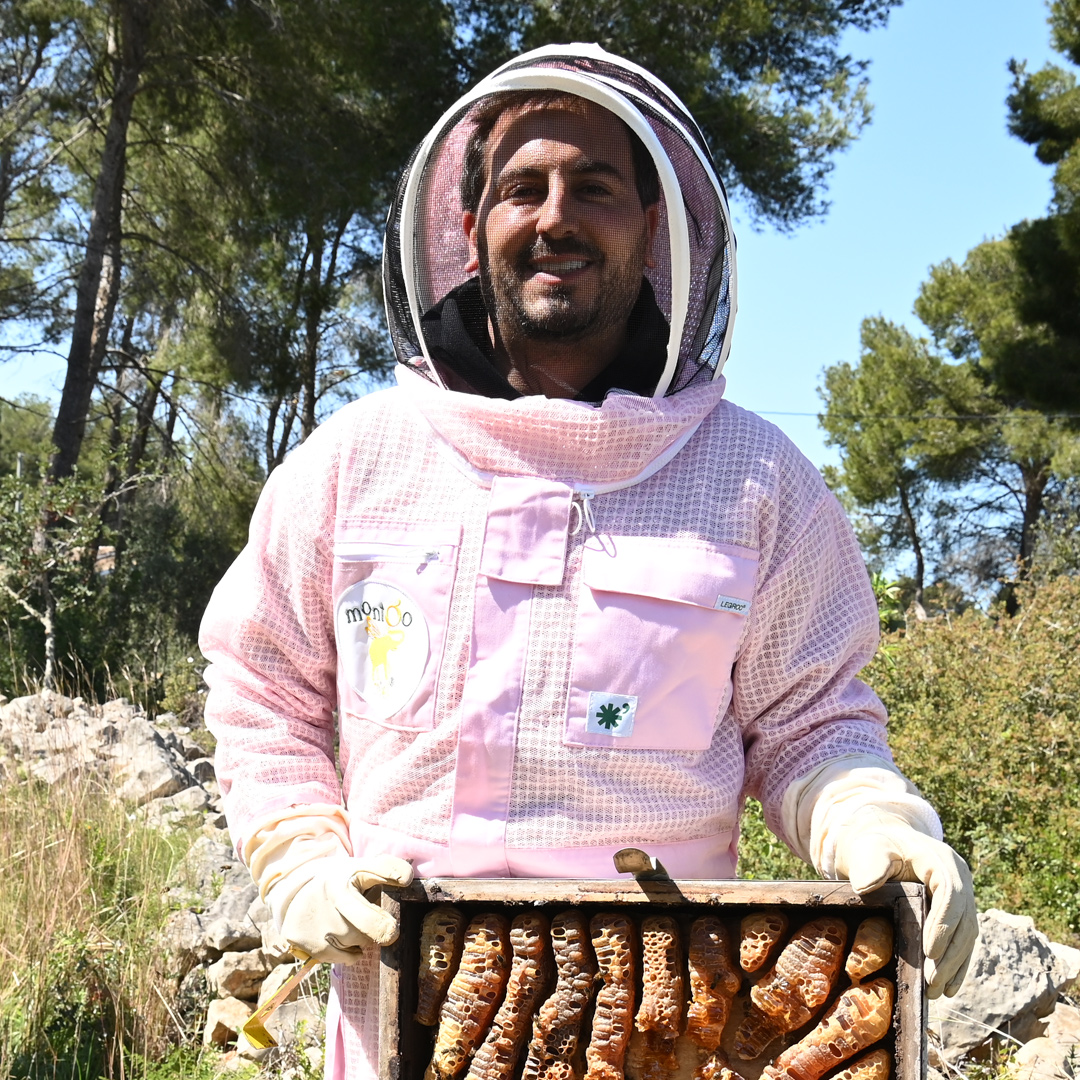 Eduardo Fernández, apicultor de Miel Montgó con traje de apicultura en el Parque Natural del Montgó