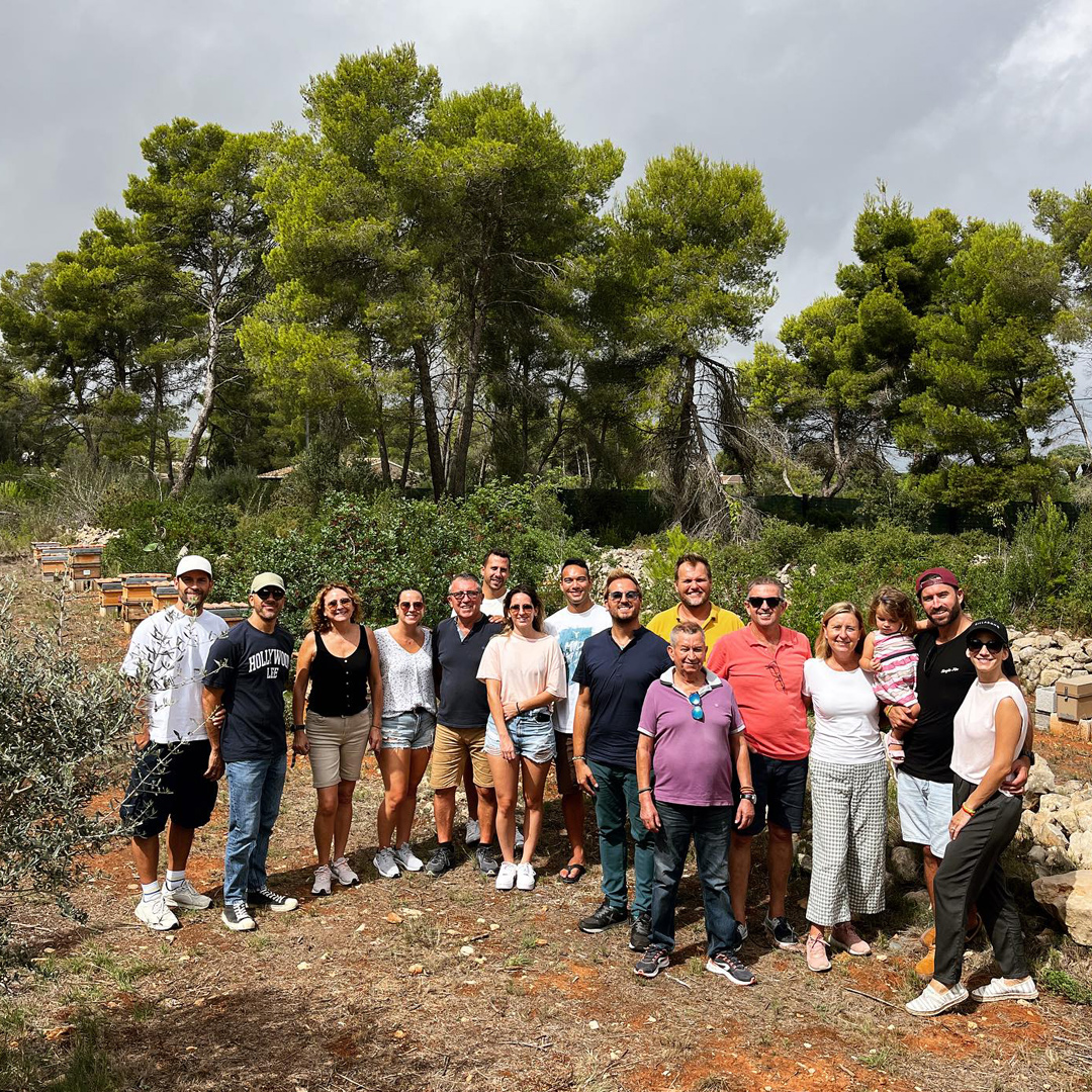 Grupo en ruta de apiturismo por el Parque Natural del Montgó